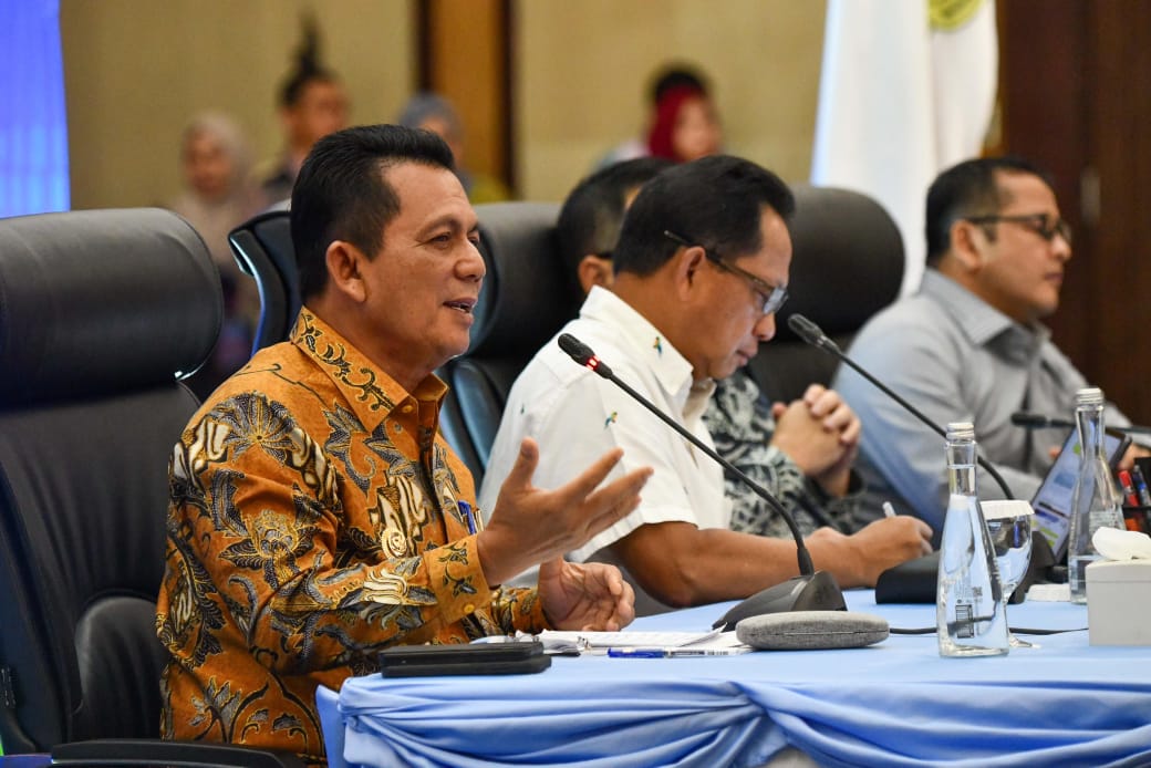 Gubernur Kepri Ansar Ahmad memberikan kata sambutan. Gubernur Ansar membahas mengenai akses pasar ke negara tetangga Singapura yang menjadi peluang bagi daerah di Sumatera | f. Diskominfo kepri