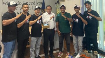 Kejutan Harhubnas 2025: Bandara Dabo Singkep Dapat Kue Ulang Tahun dari Komunitas LMG | f. Wandy