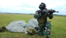 Pasukan Khusus TNI Sukses Laksanakan Infiltrasi Udara dan Sabotase Sasaran di Dabo Singkep | f. Puspen TNI
