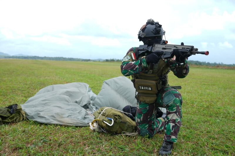 Pasukan Khusus TNI Sukses Laksanakan Infiltrasi Udara dan Sabotase Sasaran di Dabo Singkep | f. Puspen TNI