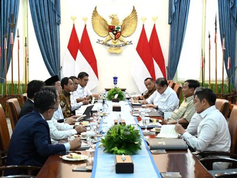 Presiden Prabowo Subianto memimpin rapat terbatas bersama sejumlah menteri di Istana Merdeka, Jakarta, pada Selasa, 9 September 2025. Foto: BPMI Setpres