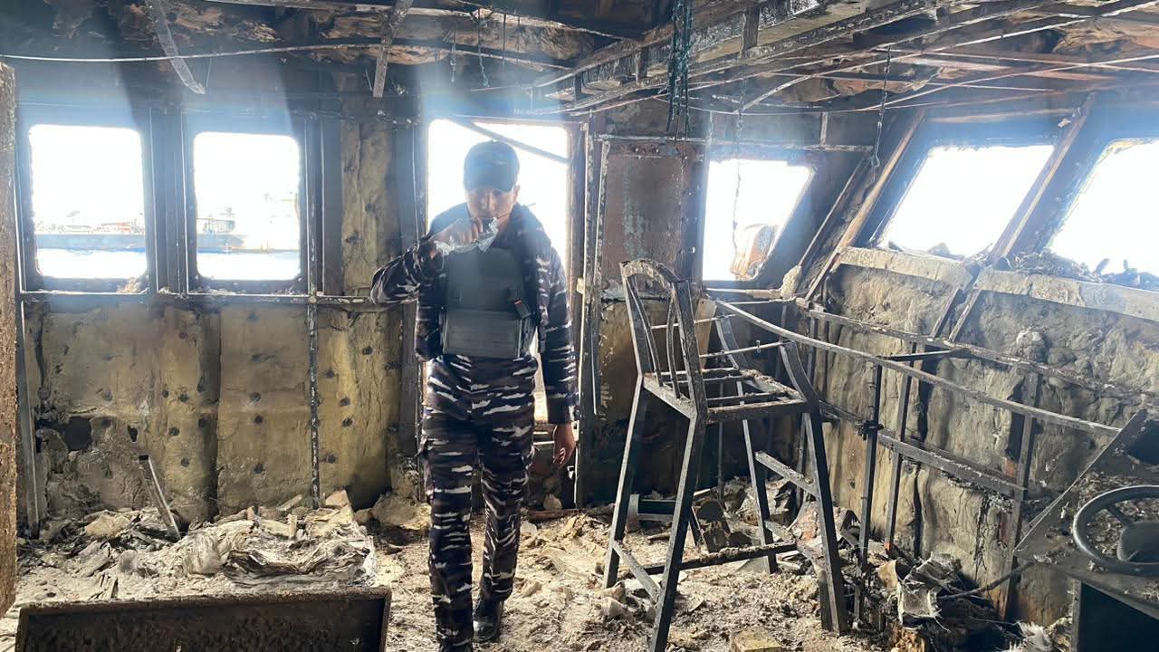 KRI Tjiptadi-381 Gerak Cepat Laksanakan SAR Kapal MV. Leann yang Terbakar di Perairan Anambas | f. Puspen TNI