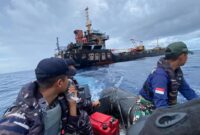 KRI Tjiptadi-381 Gerak Cepat Laksanakan SAR Kapal MV. Leann yang Terbakar di Perairan Anambas | f. Puspen TNI