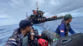 KRI Tjiptadi-381 Gerak Cepat Laksanakan SAR Kapal MV. Leann yang Terbakar di Perairan Anambas | f. Puspen TNI