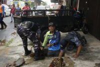 Gotong Royong Massal di Dabo, Wabup Lingga Novrizal Ikut Keruk Parit dan Angkut Sampah | f. Sahib
