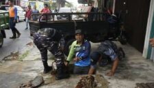 Gotong Royong Massal di Dabo, Wabup Lingga Novrizal Ikut Keruk Parit dan Angkut Sampah | f. Sahib