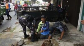 Gotong Royong Massal di Dabo, Wabup Lingga Novrizal Ikut Keruk Parit dan Angkut Sampah | f. Sahib