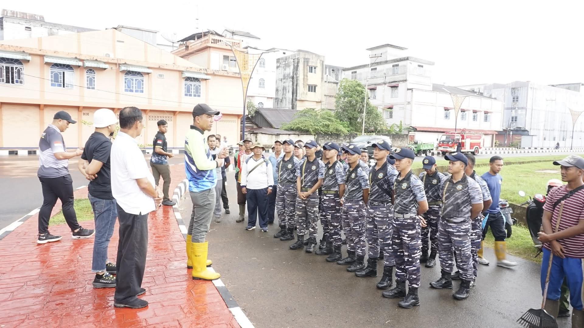 Gotong Royong Massal di Dabo, Wabup Lingga Novrizal Ikut Keruk Parit dan Angkut Sampah | f. Sahib