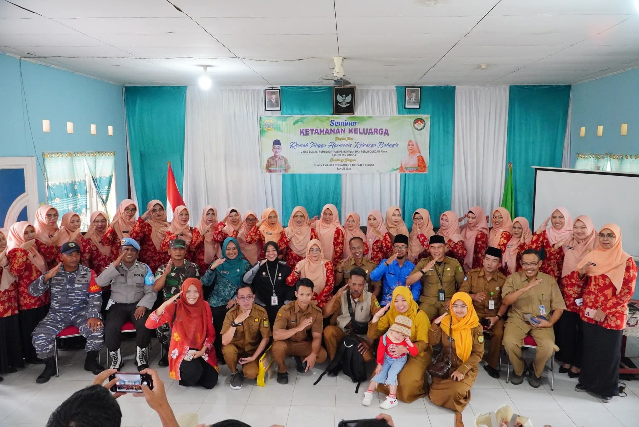 Ketua DWP Kabupaten Lingga Ajak Keluarga Wujudkan Rumah Tangga Harmonis di Senayang | f. Diskominfo Lingga