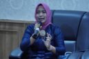 Ketua TP PKK sekaligus Bunda PAUD Kabupaten Lingga, Maratusholiha saat memberikan masukan pada kegiatan tersebut | f. Diskominfo Lingga