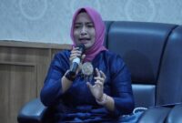Ketua TP PKK sekaligus Bunda PAUD Kabupaten Lingga, Maratusholiha saat memberikan masukan pada kegiatan tersebut | f. Diskominfo Lingga