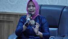 Ketua TP PKK sekaligus Bunda PAUD Kabupaten Lingga, Maratusholiha saat memberikan masukan pada kegiatan tersebut | f. Diskominfo Lingga