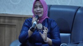 Ketua TP PKK sekaligus Bunda PAUD Kabupaten Lingga, Maratusholiha saat memberikan masukan pada kegiatan tersebut | f. Diskominfo Lingga