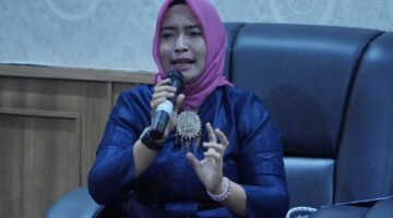 Ketua TP PKK sekaligus Bunda PAUD Kabupaten Lingga, Maratusholiha saat memberikan masukan pada kegiatan tersebut | f. Diskominfo Lingga