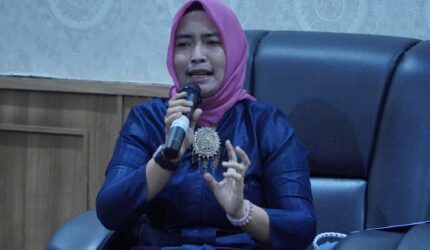 Ketua TP PKK sekaligus Bunda PAUD Kabupaten Lingga, Maratusholiha saat memberikan masukan pada kegiatan tersebut | f. Diskominfo Lingga