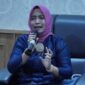 Ketua TP PKK sekaligus Bunda PAUD Kabupaten Lingga, Maratusholiha saat memberikan masukan pada kegiatan tersebut | f. Diskominfo Lingga