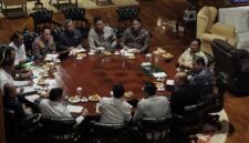 Presiden Prabowo Subianto memimpin rapat terbatas bersama jajaran menteri di bidang perekonomian dan instansi terkait lainnya di Hambalang, Bogor, Jawa Barat, pada Kamis, 18 September 2025. Foto: BPMI Setpres