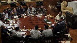 Presiden Prabowo Subianto memimpin rapat terbatas bersama jajaran menteri di bidang perekonomian dan instansi terkait lainnya di Hambalang, Bogor, Jawa Barat, pada Kamis, 18 September 2025. Foto: BPMI Setpres