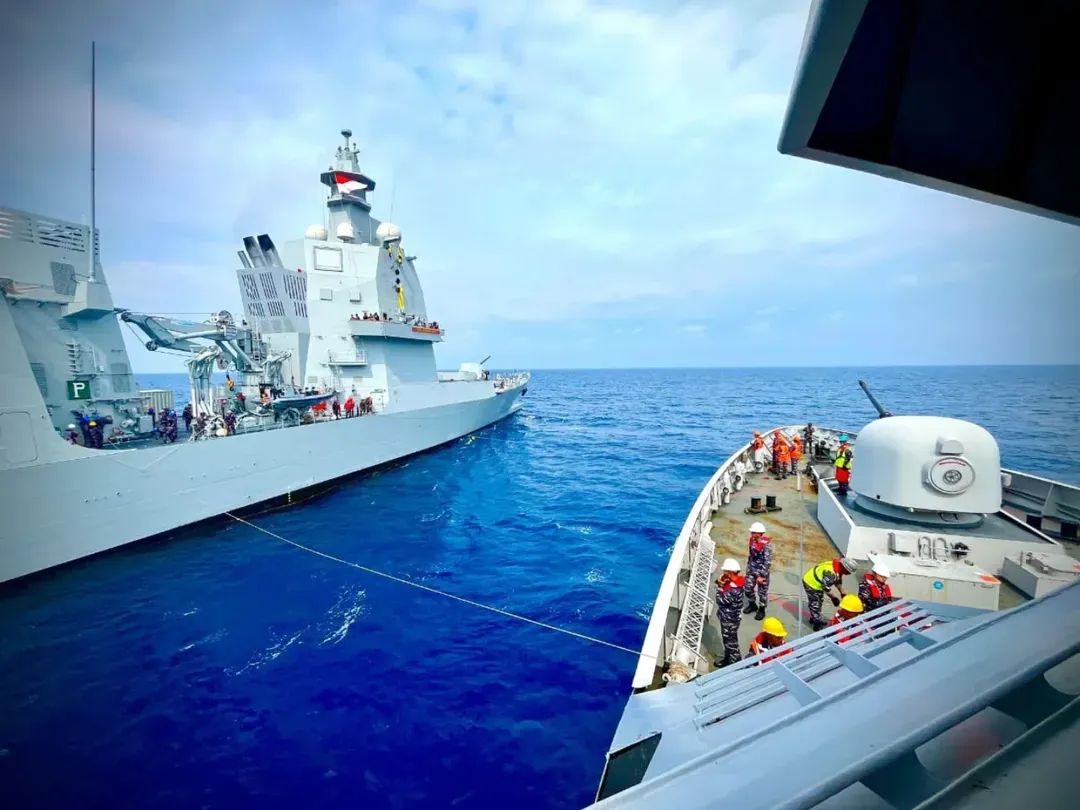 KRI Brawijaya-320 dan KRI Diponegoro-365 Latihan di Laut Jawa Jelang HUT TNI | f. Puspen TNI