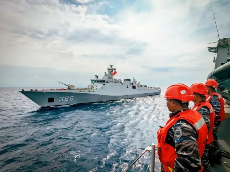 KRI Brawijaya-320 dan KRI Diponegoro-365 Latihan di Laut Jawa Jelang HUT TNI | f. Puspen TNI