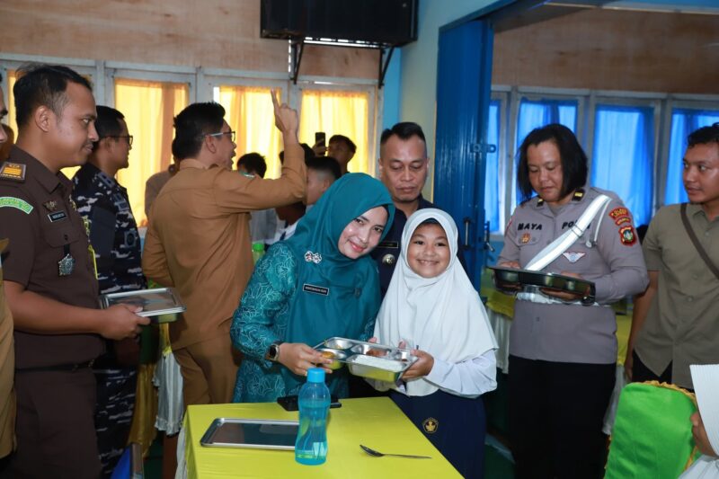 Program Makan Bergizi Gratis Resmi Diluncurkan di SMPN 1 Singkep, Bupati Nizar Tegaskan Koordinasi Jadi Kunci Sukses | f. Prokopim Lingga