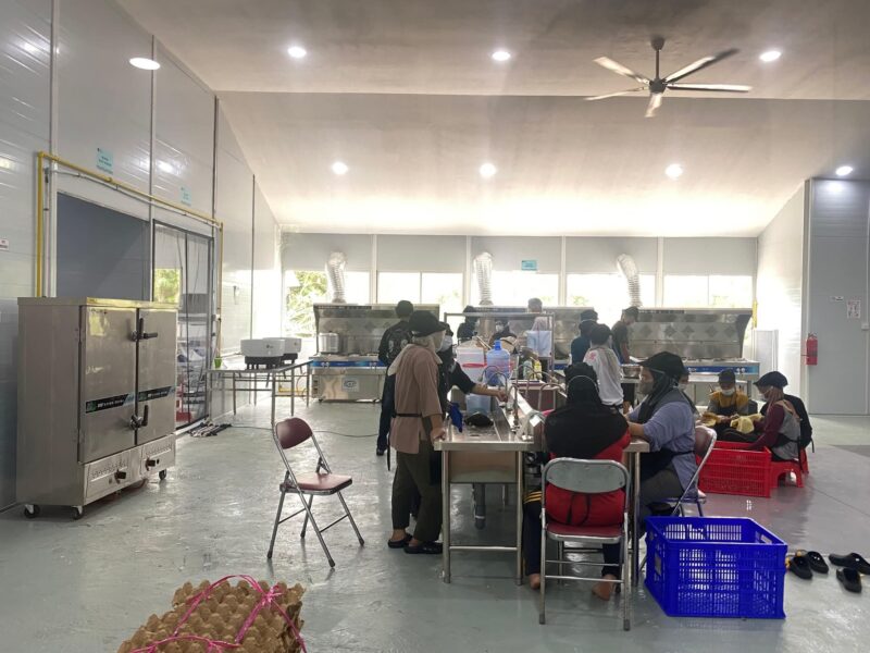 Bupati Lingga Tinjau Dapur SPPG Bukit Kapitan: Pastikan Makanan Bergizi Gratis Sesuai Standar | f. Diskominfo Lingga