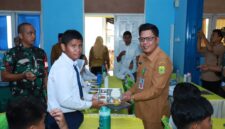 Salah satu siswa SMP N 01 Singkep berfoto bersama Kepala Dinas Kesehatan Kab. Lingga saat menerima Program Makan Bergizi Gratis dari Pemerintah | f. Red
