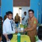 Salah satu siswa SMP N 01 Singkep berfoto bersama Kepala Dinas Kesehatan Kab. Lingga saat menerima Program Makan Bergizi Gratis dari Pemerintah | f. Red
