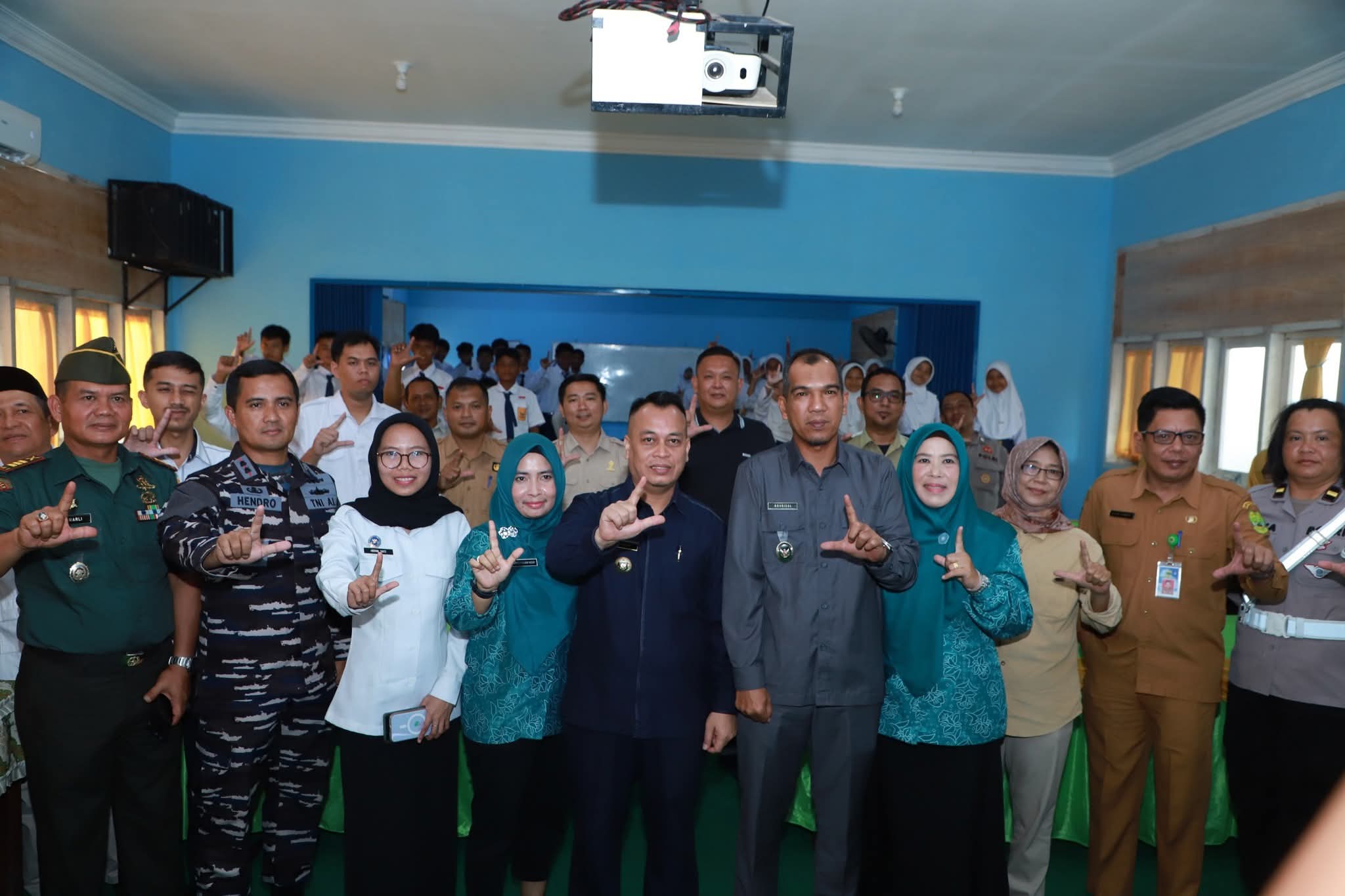 Program Makan Bergizi Gratis Resmi Diluncurkan di SMPN 1 Singkep, Bupati Nizar Tegaskan Koordinasi Jadi Kunci Sukses | f. Prokopim Lingga