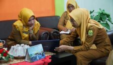 Ketua TP Posyandu Lingga Maratusholiha Nizar Bahas Pembuatan Aplikasi 6 SPM Posyandu Bersama Diskominfo | f. Diskominfo Lingga