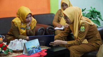 Ketua TP Posyandu Lingga Maratusholiha Nizar Bahas Pembuatan Aplikasi 6 SPM Posyandu Bersama Diskominfo | f. Diskominfo Lingga