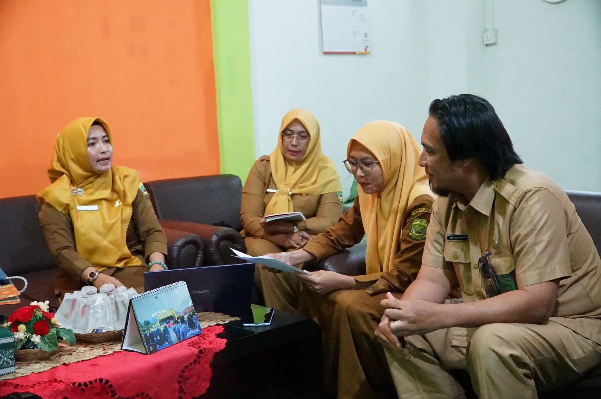 Ketua TP Posyandu Lingga Maratusholiha Nizar Bahas Pembuatan Aplikasi 6 SPM Posyandu Bersama Diskominfo | f. Diskominfo Lingga