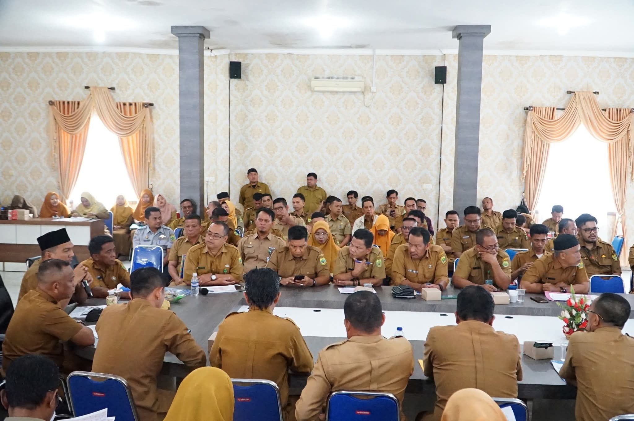 Pemkab Lingga Gelar Rapat Evaluasi Serapan Anggaran Triwulan III 2025, Wabup Novrizal Tekankan Program Pro-Rakyat | f. Diskominfo Lingga