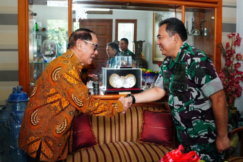 Dansesko TNI Anjangsana Dengan Mantan Panglima TNI Jenderal TNI (Purn) Endriartono Soetarto | f. Puspen TNI