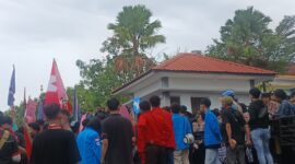Aksi Damai Mahasiswa Kepri di DPRD: 13 Tuntutan Disuarakan, DPRD Janji Teruskan ke Pusat | f. Budi
