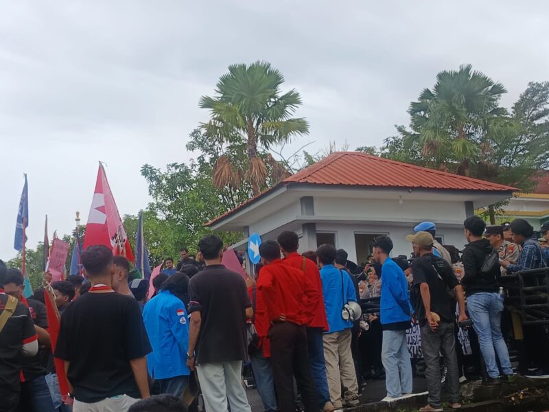 Aksi Damai Mahasiswa Kepri di DPRD: 13 Tuntutan Disuarakan, DPRD Janji Teruskan ke Pusat | f. Budi