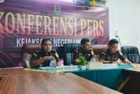 Kejari Lingga saat menggelar konferensi pers kasus dugaan korupsi pembangunan jembatan Marok Kecil | f. Wandy