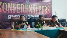 Kejari Lingga saat menggelar konferensi pers kasus dugaan korupsi pembangunan jembatan Marok Kecil | f. Wandy