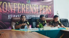 Kejari Lingga saat menggelar konferensi pers kasus dugaan korupsi pembangunan jembatan Marok Kecil | f. Wandy