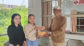 Sekda Lingga Jenguk Korban Laka di RSBK Batam, Narles Dapat Bantuan dan Dukungan Moral | f. Yudiar