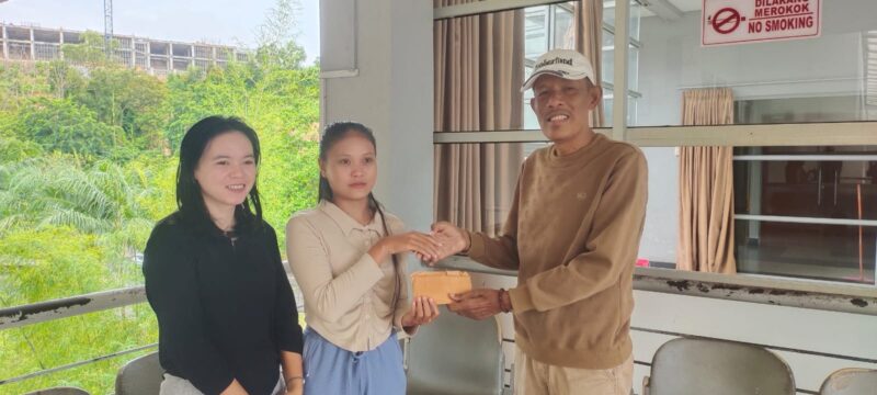 Sekda Lingga Jenguk Korban Laka di RSBK Batam, Narles Dapat Bantuan dan Dukungan Moral | f. Yudiar