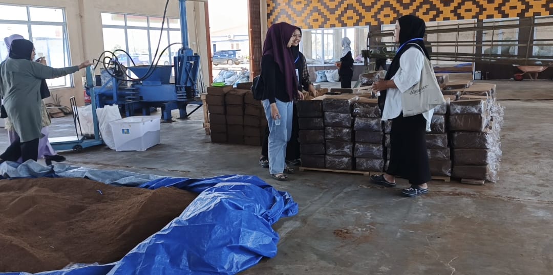 Cocofeat dan Cocofiber hasil produksi IKM Centra Kelapa Resang, Lingga | f. Wandy