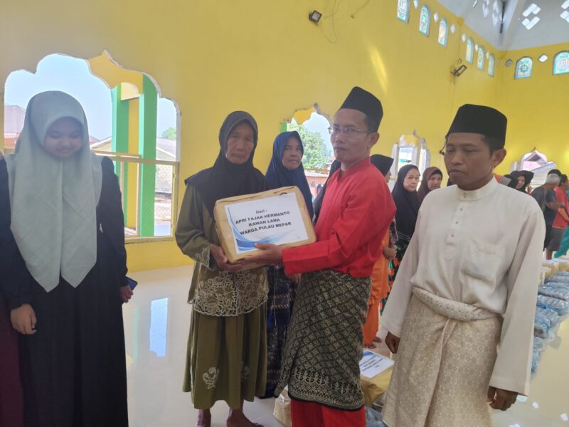 Apri Fajar Hermanto Bagikan 100 Paket Sembako di Lingga: 