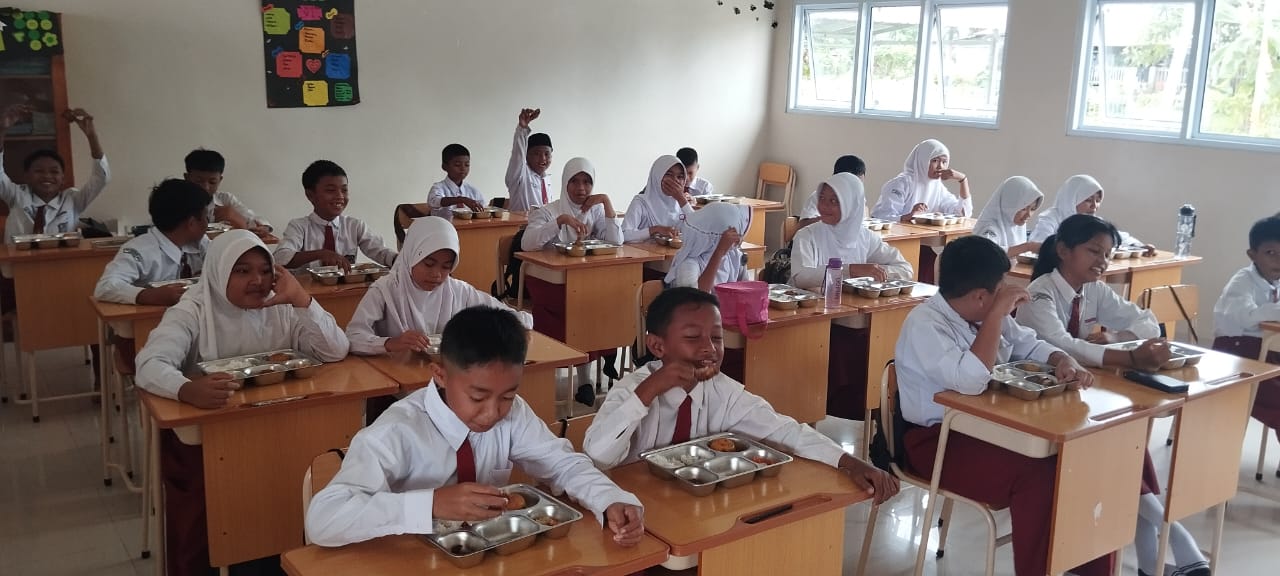 Sebanyak 96 murid di Sekolah Dasar 012 Singkep Terima Makan Bergizi Gratis dari Pemerintah | f. Redaksi