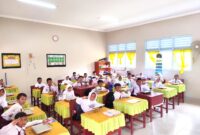 Murid SD 008 Singkep Antusias dengan Program Makan Bergizi Gratis: “Makanannya Enak dan Lengkap!” | f. Red
