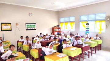 Murid SD 008 Singkep Antusias dengan Program Makan Bergizi Gratis: “Makanannya Enak dan Lengkap!” | f. Red