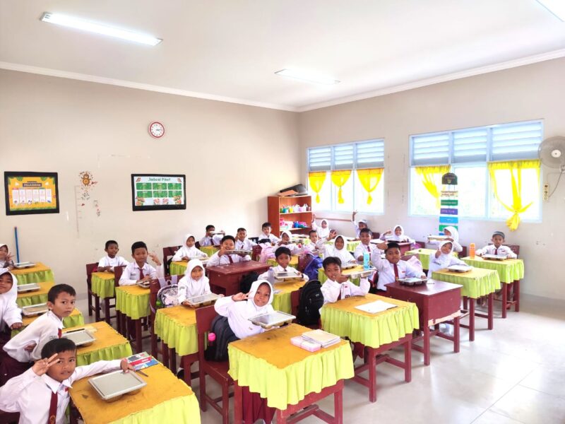 Murid SD 008 Singkep Antusias dengan Program Makan Bergizi Gratis: “Makanannya Enak dan Lengkap!” | f. Red