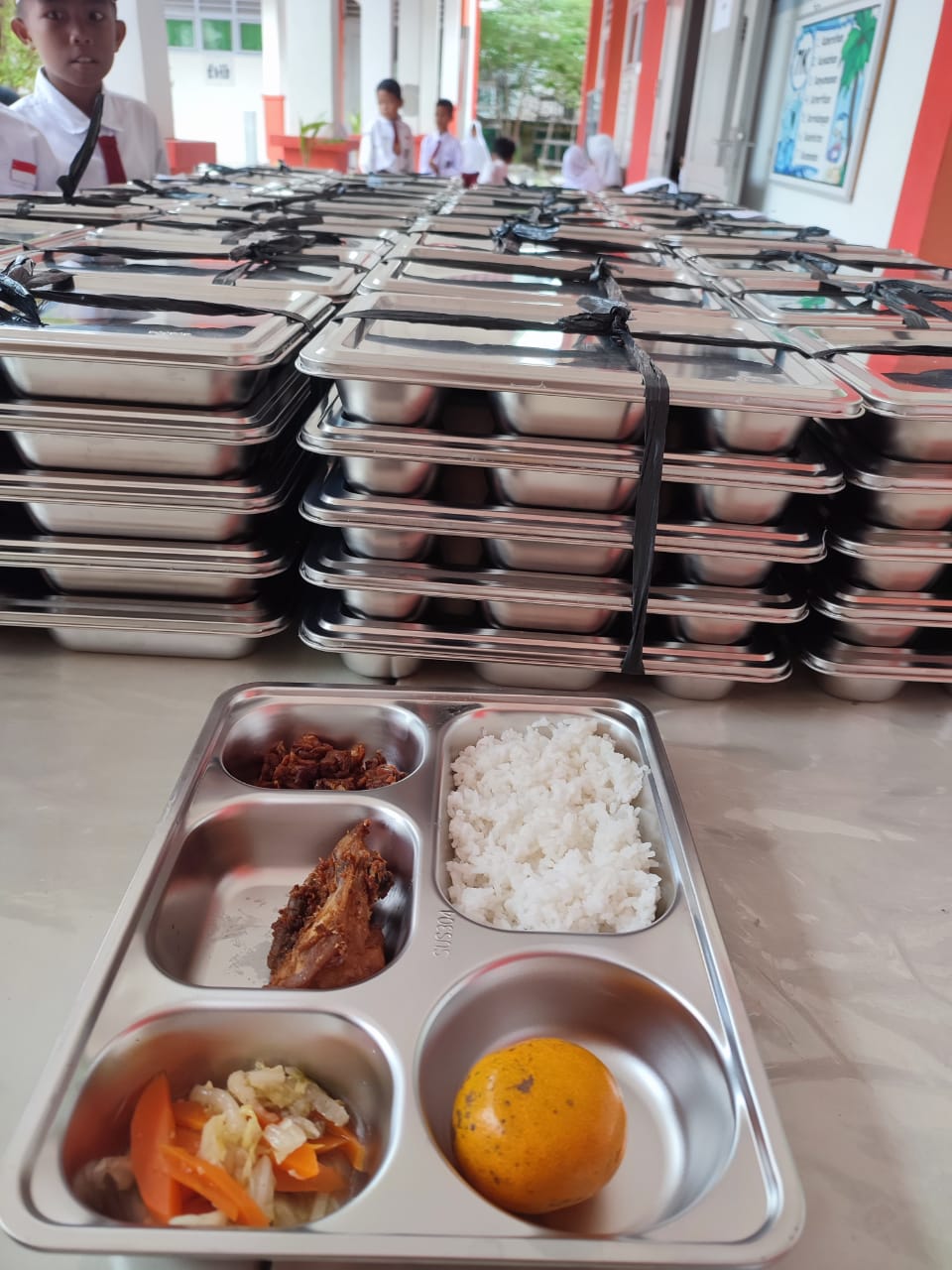 Murid SD 008 Singkep Antusias dengan Program Makan Bergizi Gratis: “Makanannya Enak dan Lengkap!” | f. Red