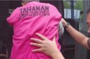 Salah satu tersangka yang diamankan oleh pihak Kejari Lingga pada kasus dugaan korupsi pembangunan jembatan Desa Marok Kecil | f. Cahyo