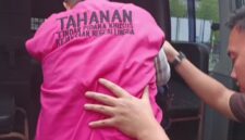Salah satu tersangka yang diamankan oleh pihak Kejari Lingga pada kasus dugaan korupsi pembangunan jembatan Desa Marok Kecil | f. Cahyo